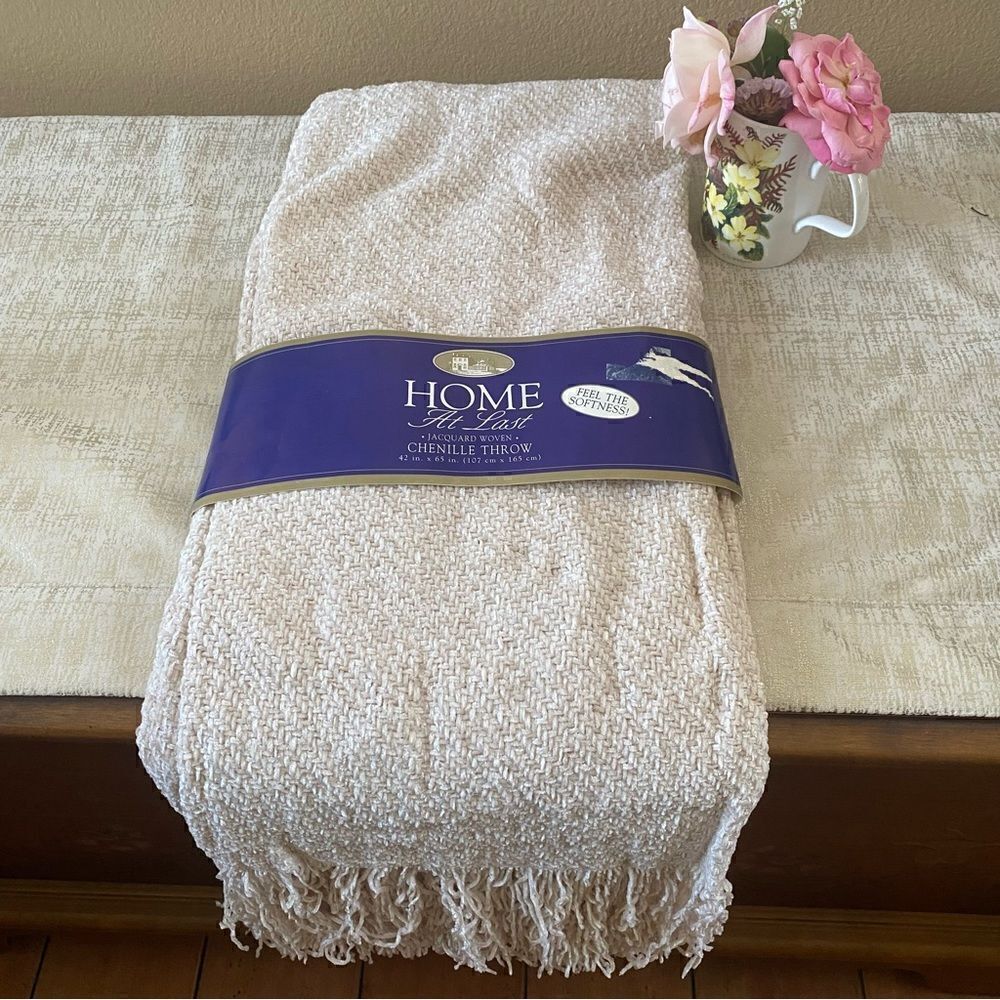 🏡AT HOME CROWN CRAFTS IVORY CHENILLE THROW/BLANKET - New 42" x 65"